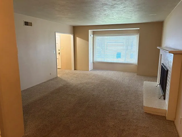 2 bed, 1.5 bath, 1318 sqft, $3,200 — Photo 3