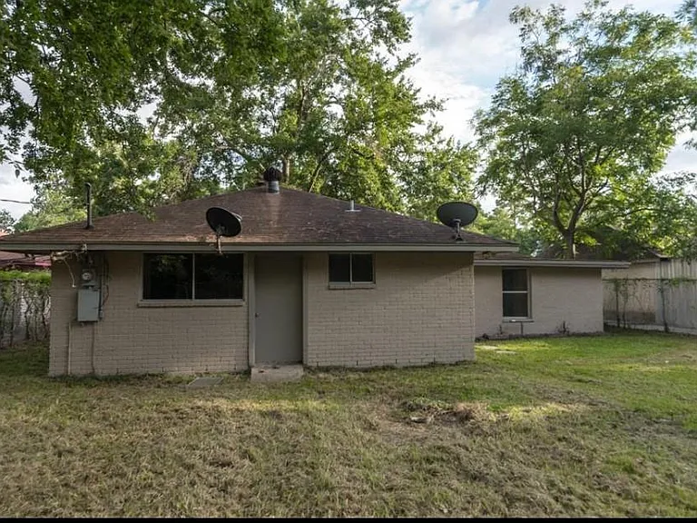 7621 Gleason Rd — Photo 20