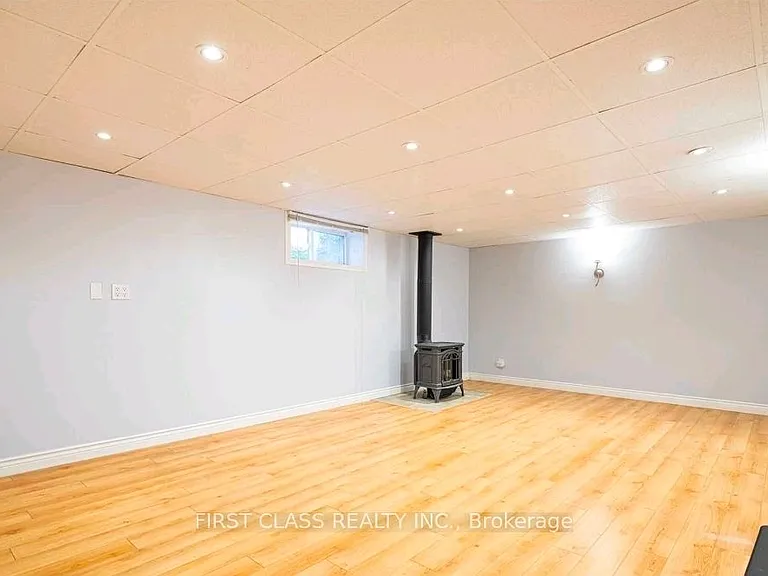 378 Martin St — Photo 12