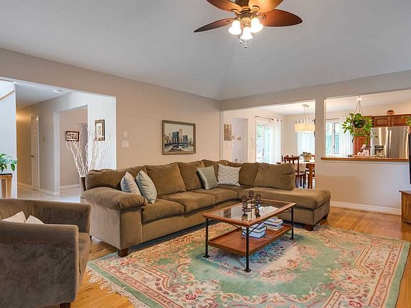 3rd image of 14 Oak Point Dr S
