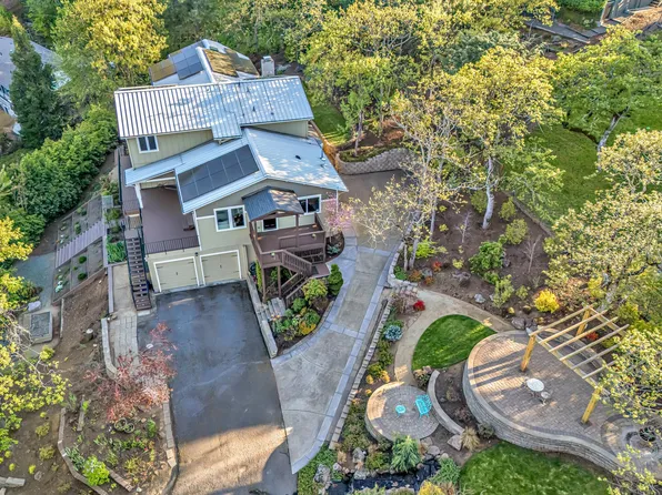 320 Coachman Dr, Jacksonville, OR 97530