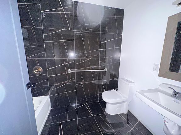 4th image of 62 Vroom St #19E