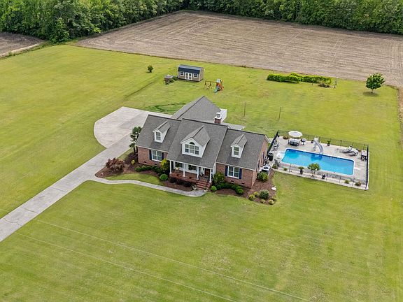 3rd image of 4698 Myrtle West Dr.