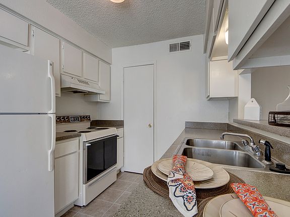 5th image of 4675 Oakwood Dr #313