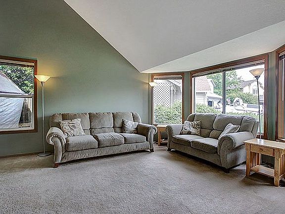4th image of 563 NE 26th Ct