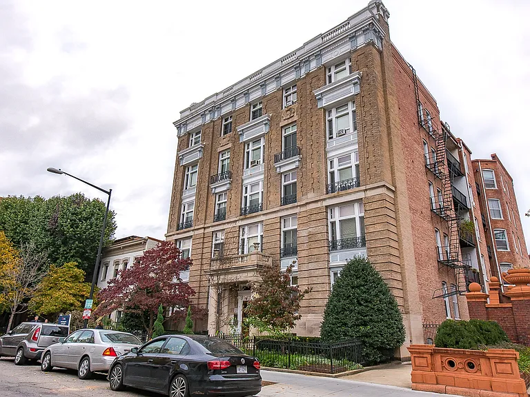 Dupont Apartments — Photo 26