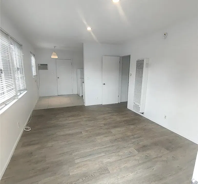 4442 S Centinela Ave