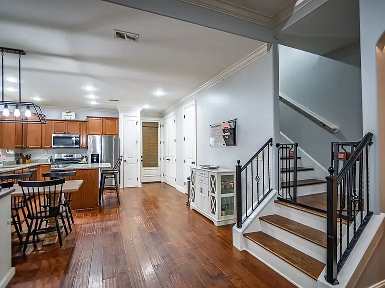 122 Westbury Cir — Photo 6