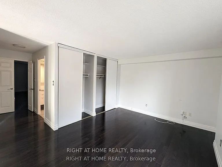 280 Simcoe St #807 — Photo 13