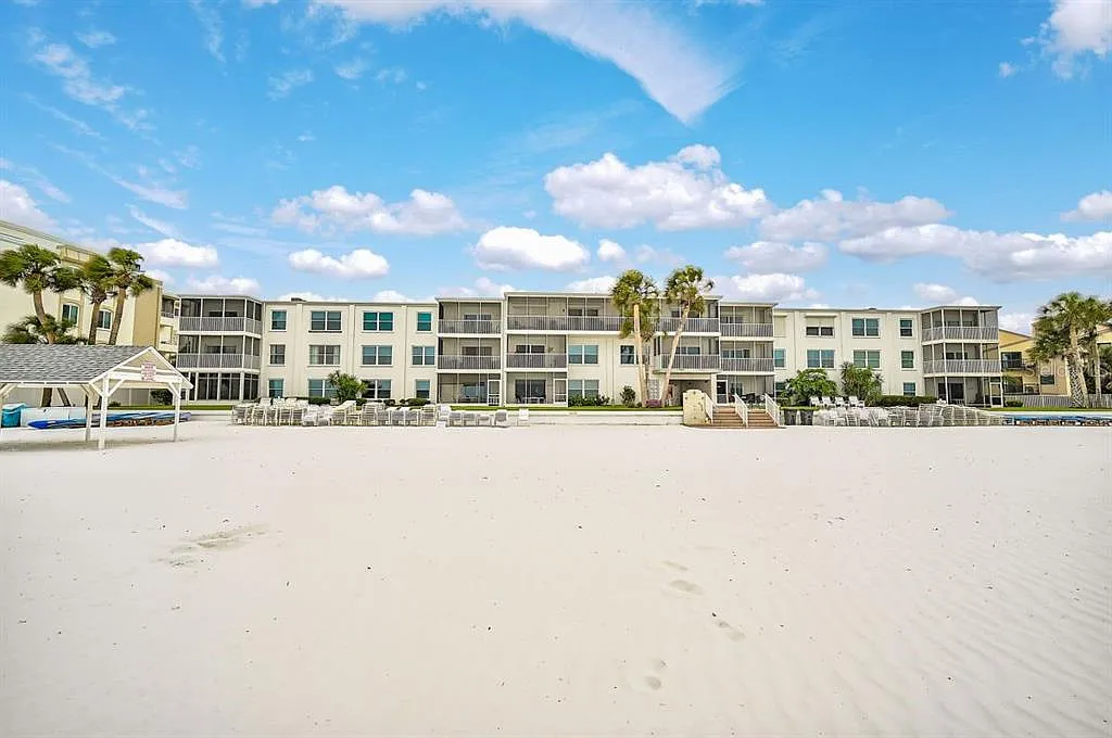 2 bed, 1.5 bath, 941 sqft, $8,370 — Photo 2