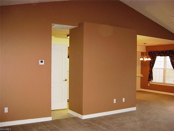 5th image of 827 Renee Dr