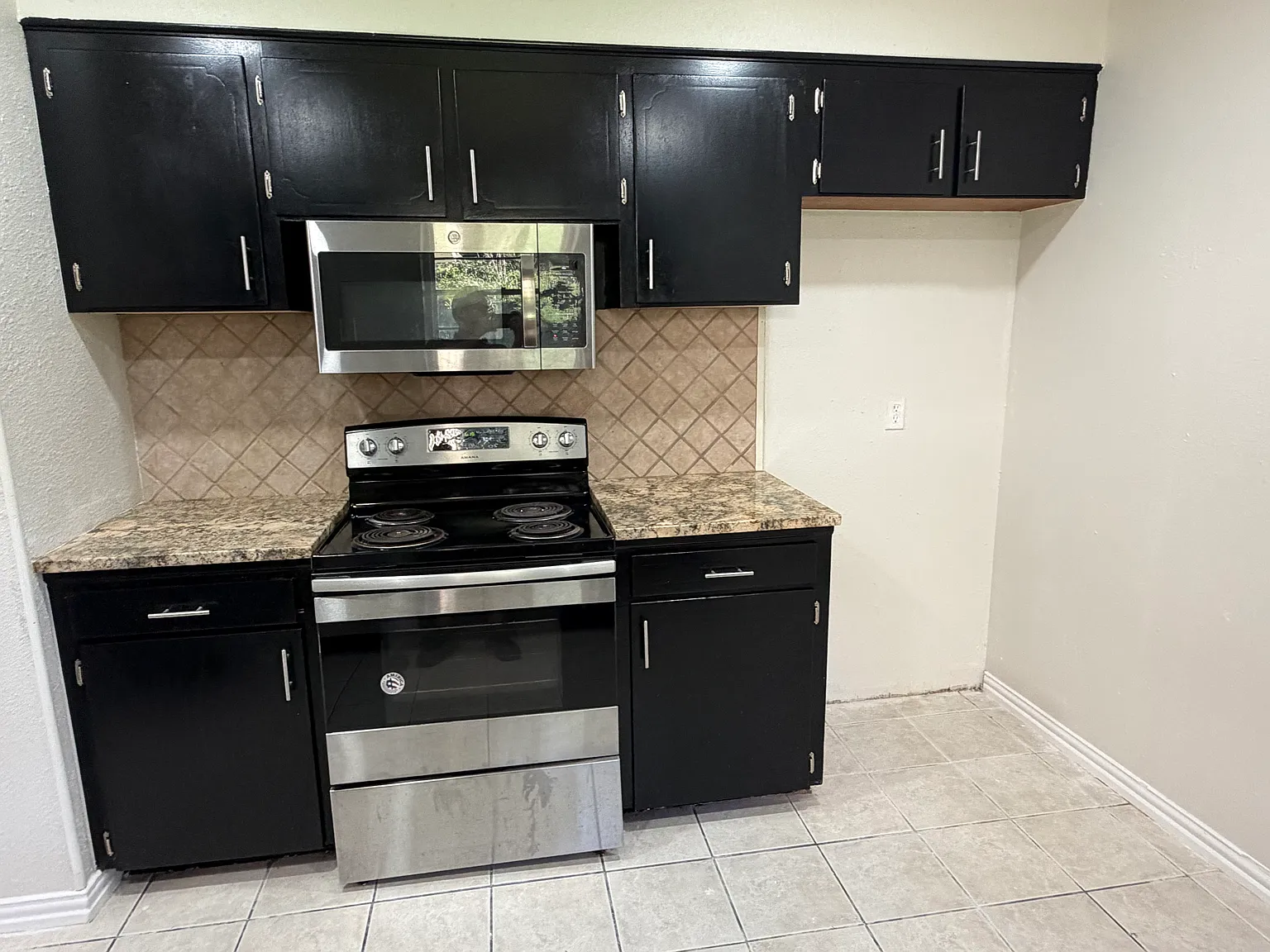 3 bed, 1.5 bath, 1219 sqft, $1,625 — Photo 2