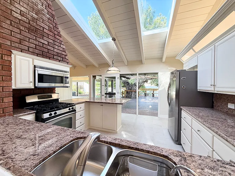 3562 Addison St — Photo 13