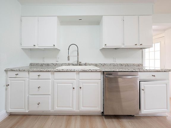 3rd image of 5806 Parkdale Dr