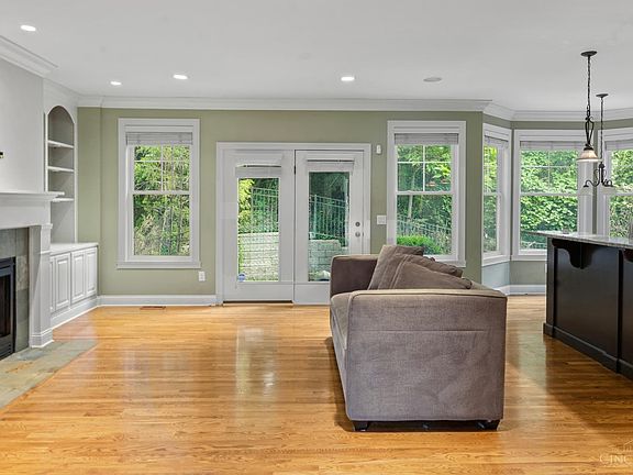 4th image of 434 Stanley Ave