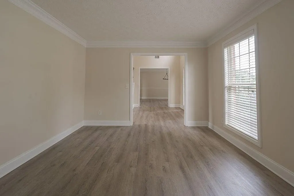 5 bed, 3.0 bath, 3676 sqft, $2,850 — Photo 2
