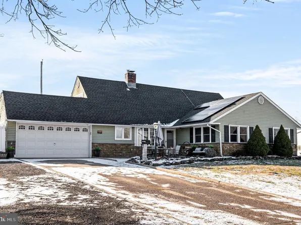 29 Spindletree Rd, Levittown, PA 19056