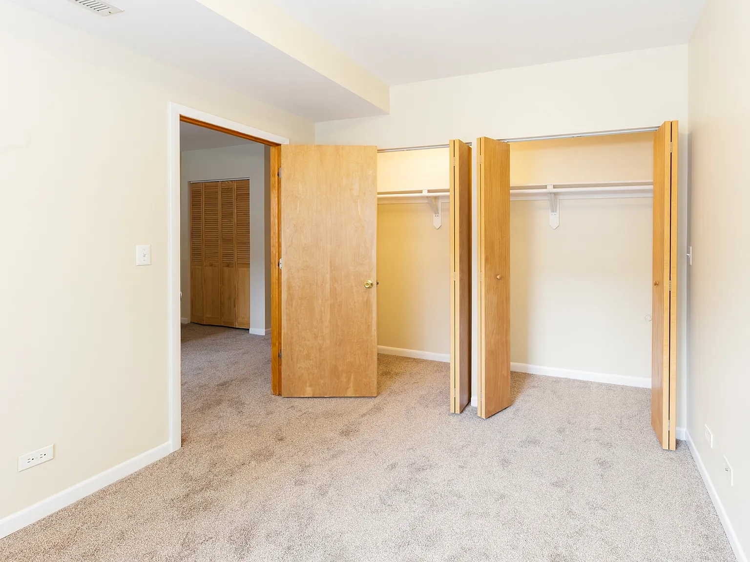 1118-28 E. Hyde Park Blvd. — Photo 4