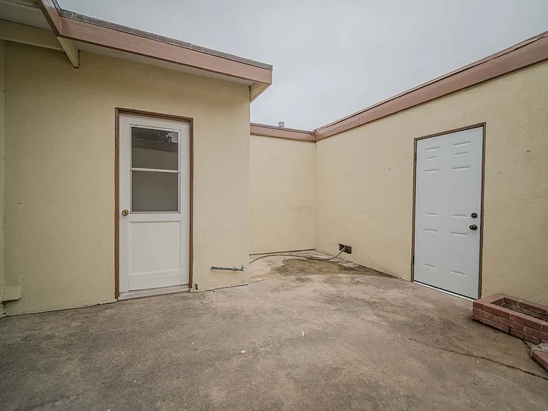20368 Flora Ln — Photo 29