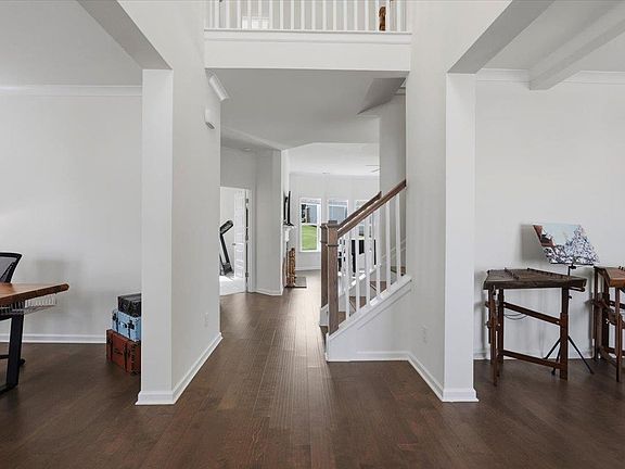 4th image of 1250 Hawthorne Cir