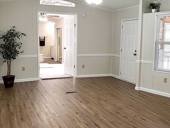 4th image of 824 Linden Cir