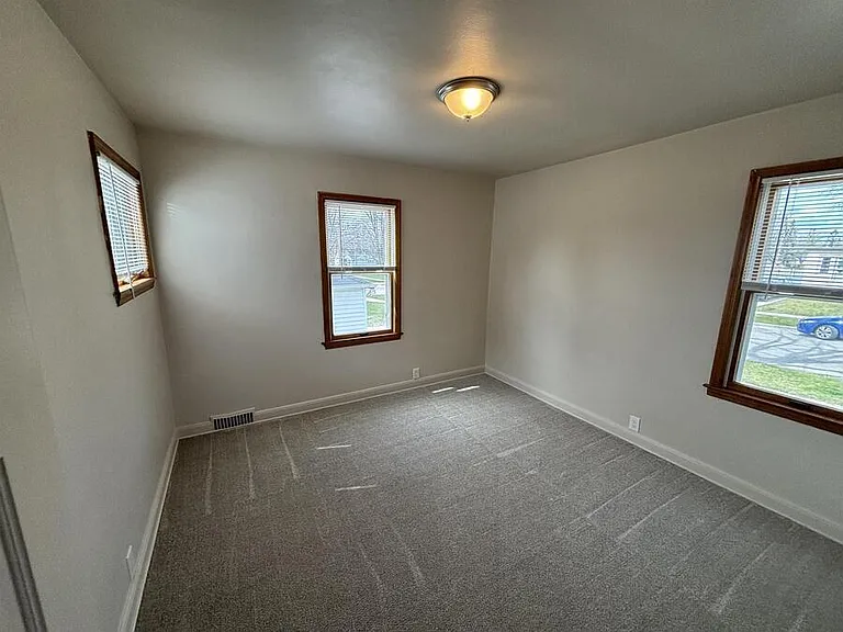 W63N399 Hillcrest Ave — Photo 11