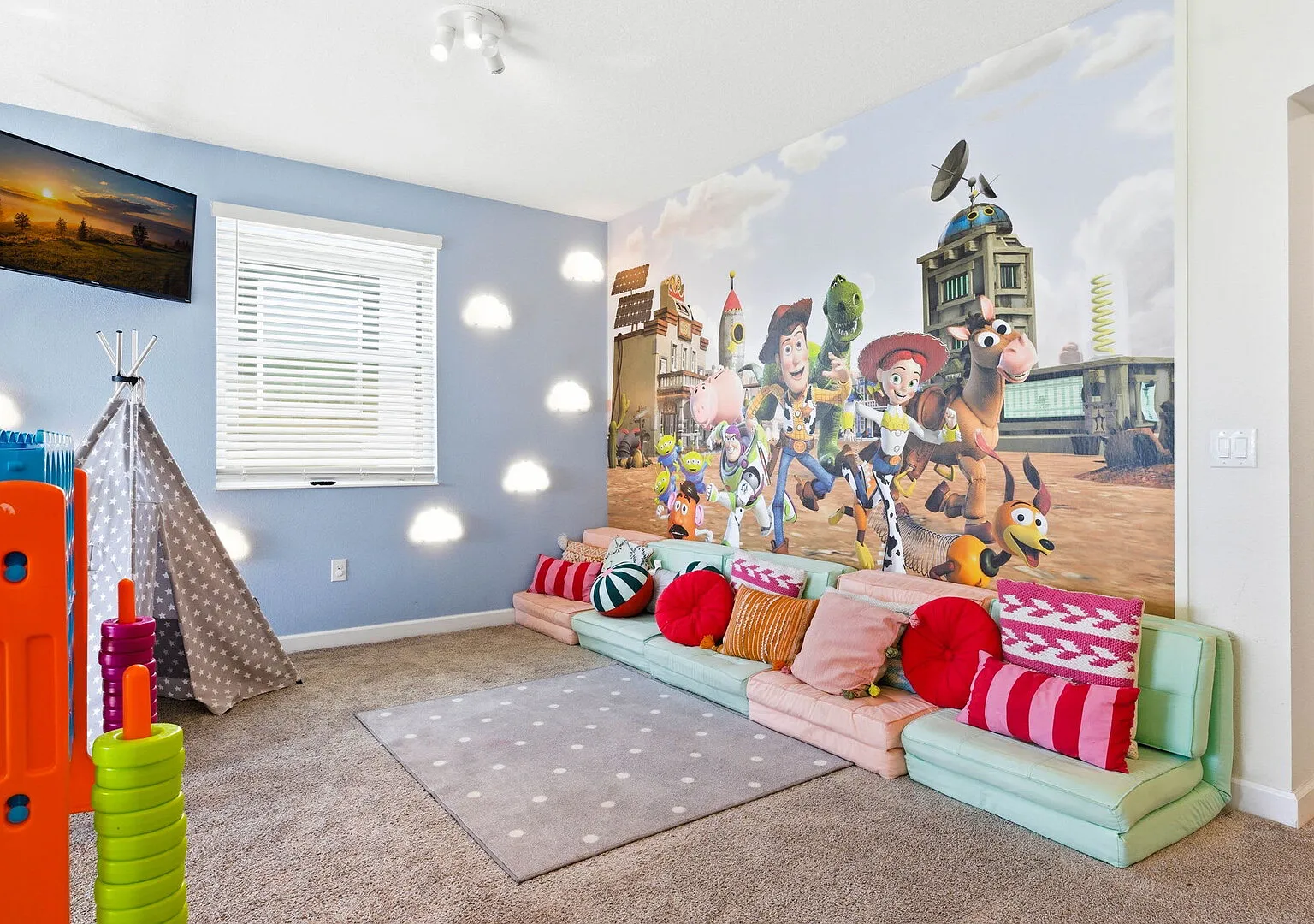 5BR Family Home, Pool, Theme Beds, Space, Location — Photo 3