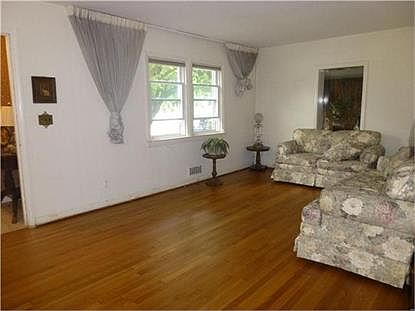 4th image of 23-22 Watkins Ave #1X