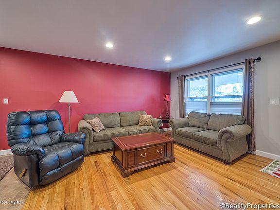 5th image of 1900 Carlton Ave NE