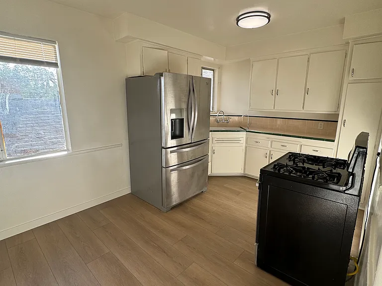 4730 Franklin Ave #9 — Photo 3