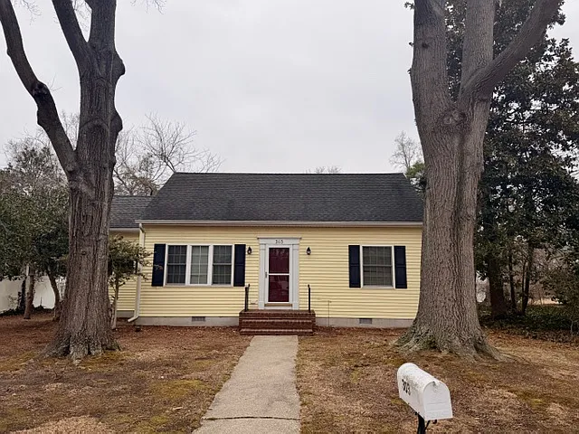 Building Photo - 303 W Oak Ave