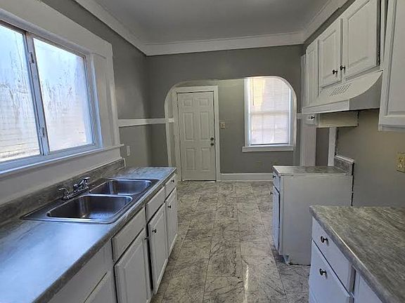 4th image of 2943 Winthrop Ave