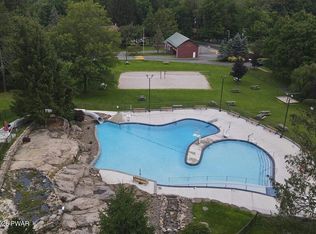 4 Deerfield Ct, Lake Ariel, PA 18436