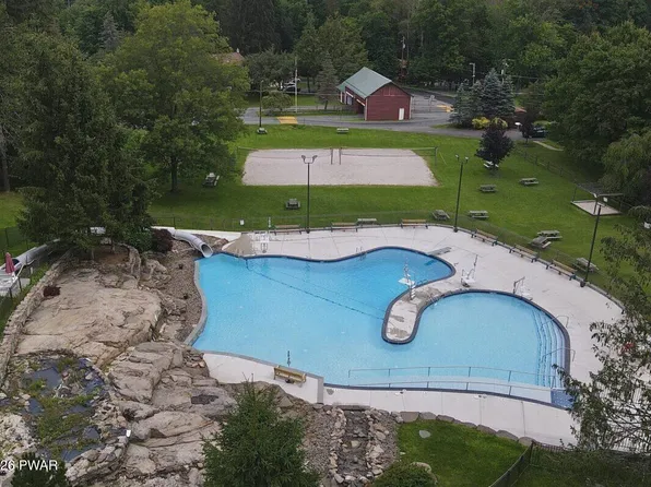 4 Deerfield Ct, Lake Ariel, PA 18436