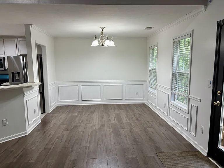 1050 Chapel Hill Dr — Photo 5