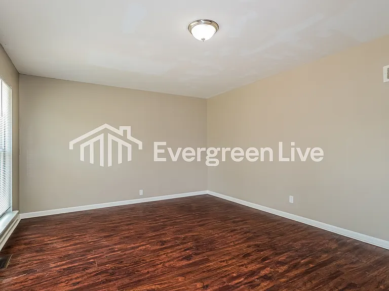 2435 Orleans Ln — Photo 4