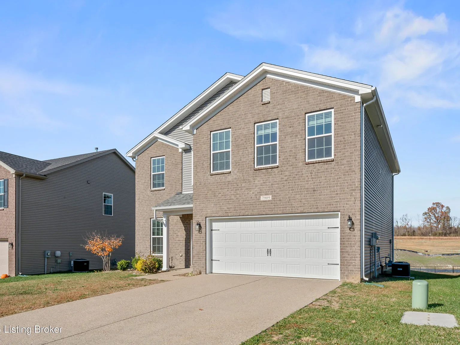 4 bed, 2.5 bath, 2336 sqft, $2,200 — Photo 4