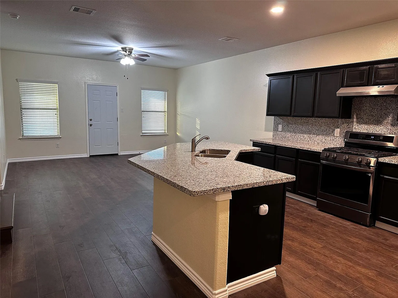 5 bed, 3.5 bath, 2678 sqft, $2,600 — Photo 3