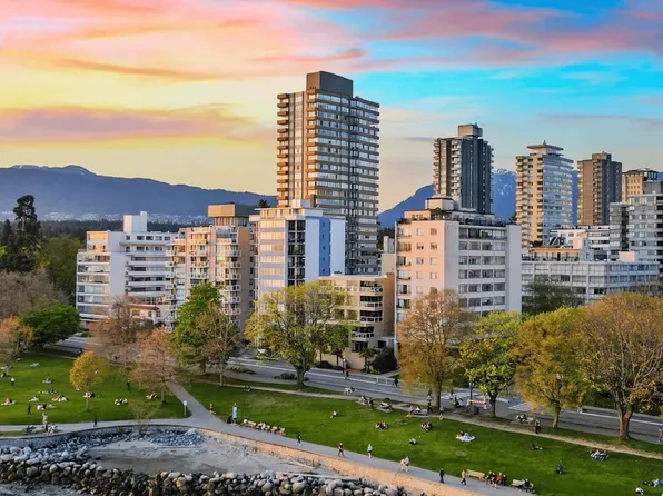 2055 Pendrell St #2501, Vancouver, BC V6G 1T9
