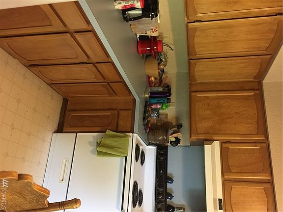 5th image of 325 E Mommsen St
