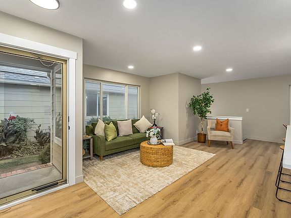4th image of 2304 N Lakeway Cir