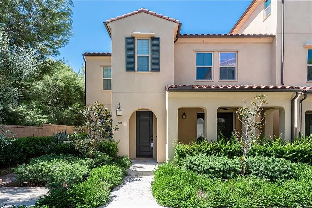 3 bed, 2.5 bath, 1810 sqft, $4,900 — Photo 1
