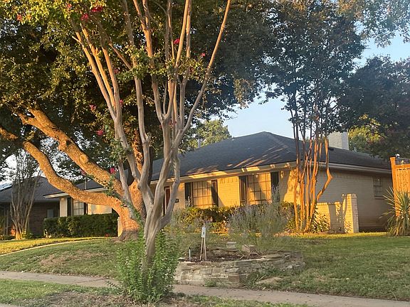 2nd image of 2705 Las Palmas Ln