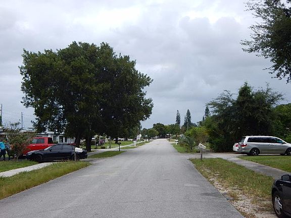Exterior Neighborhood (street photo)