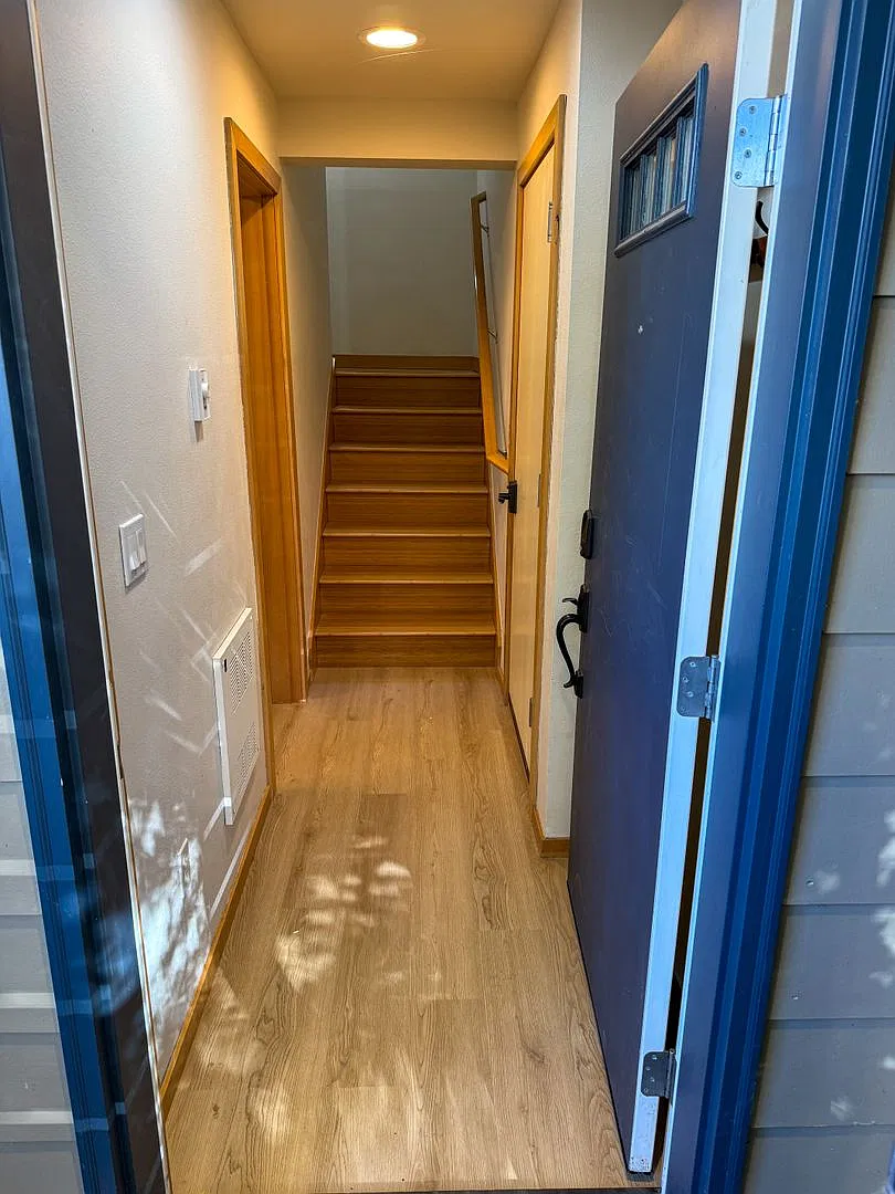 Stand-Alone Ballard Townhome with 3 En-Suite Bedrooms & A/C! — Photo 3