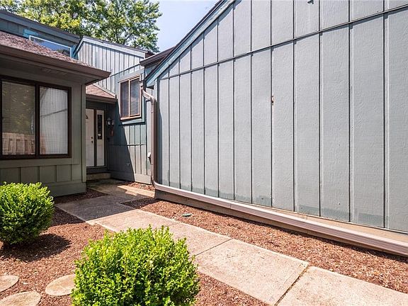 2nd image of 646 Cobblestone Rd #12-B4