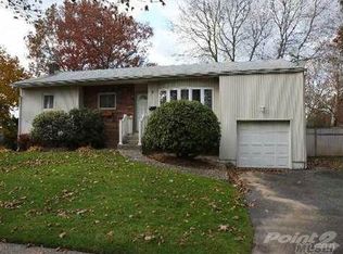 2 Lamplight Ln, Dix Hills, NY 11746