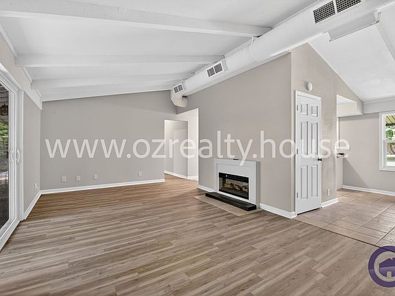 5th image of 3040 E Lincolnshire Blvd APT B