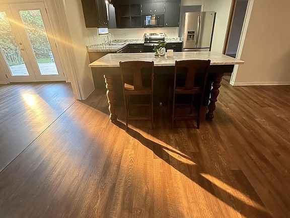 3rd image of 1370 Russell Ln