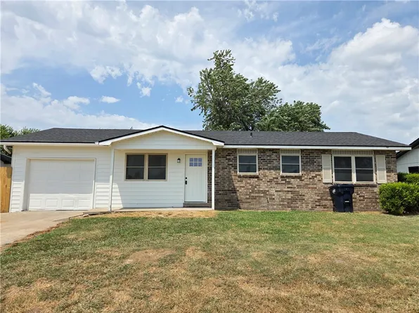 1305 W Bishop Dr, Rogers, AR 72756